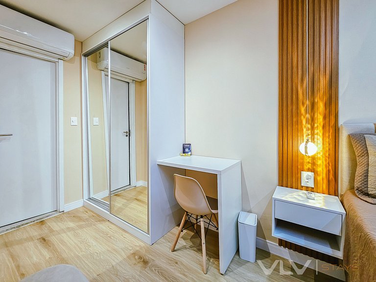 ART127 Stylish Studio w/ Rooftop Pool by VLV Stays