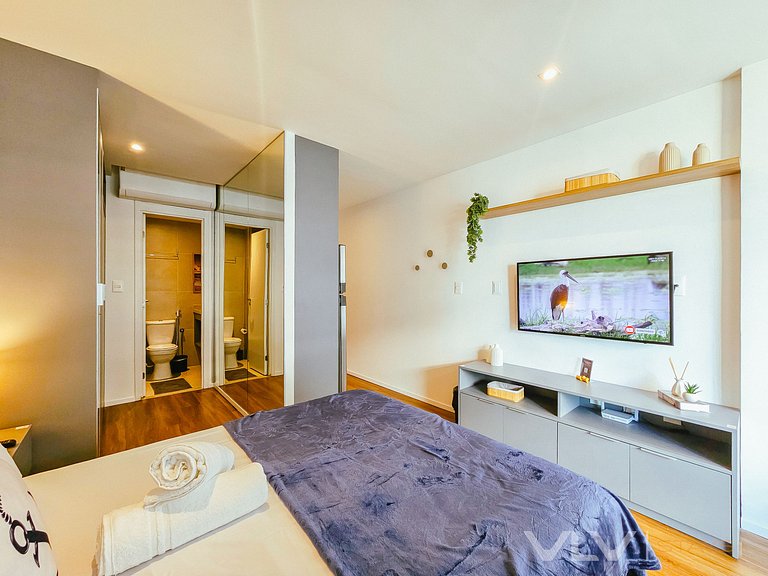 ART221 Stunning Studio w/parking by VLV Stays