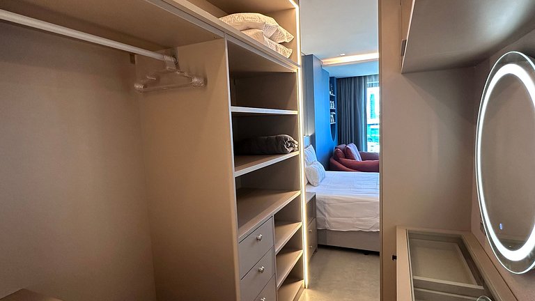 ART235 Very well deocrated w/ parking by VLV Stays