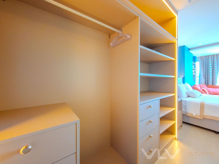 ART235 Very well deocrated w/ parking by VLV Stays