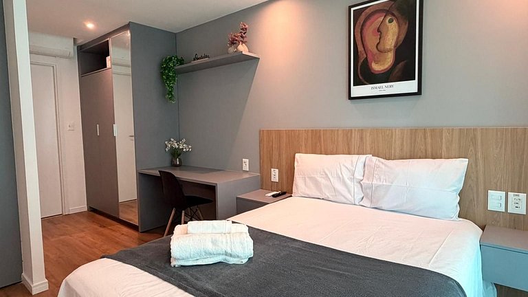 ART420 Studio with balcony by VLV Stays