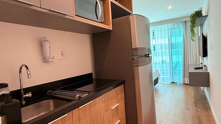 ART420 Studio com varanda lateral mar by VLV Stays