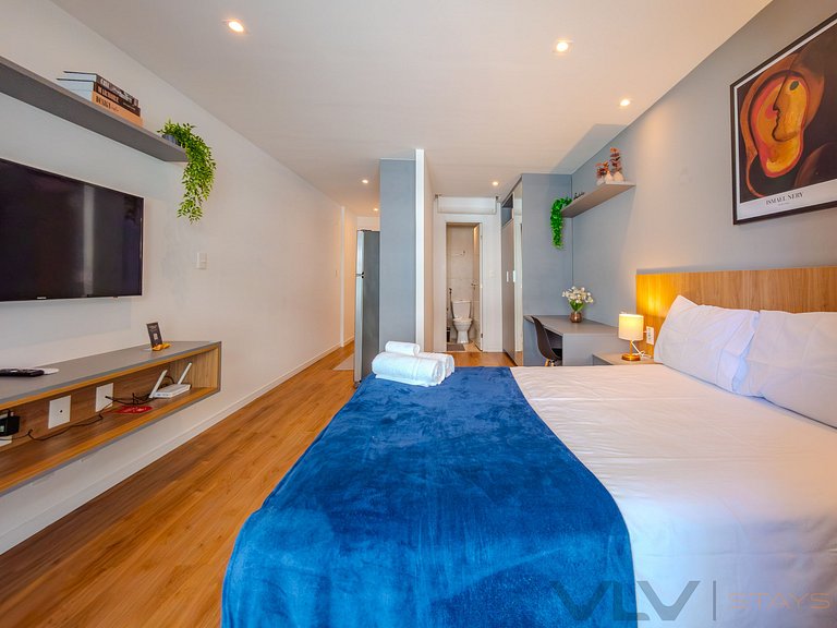 ART420 Studio with balcony by VLV Stays